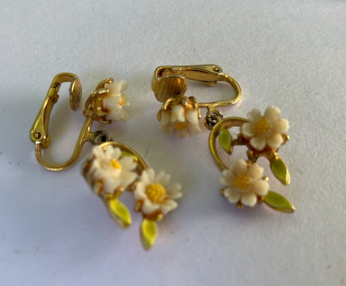vintage estate enameled daisy clip on  earrings