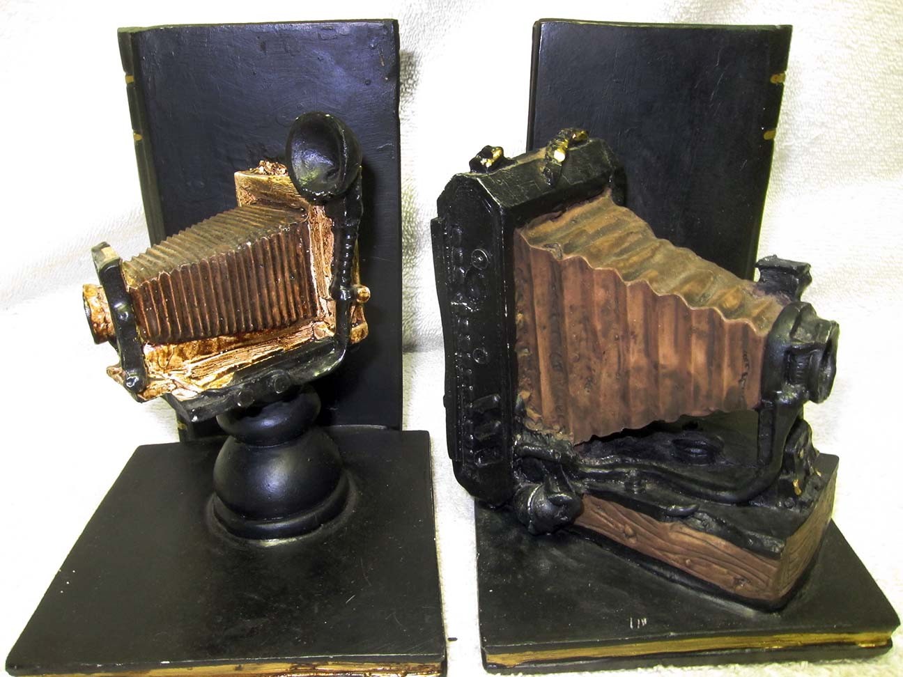 TWO Antique/Vintage Bellows Camera BOOKENDS Book Ends. Heavy Sculptured ART TWO Antique/Vintage Bellows Camera BOOKENDS Book Ends. Heavy Sculptured ART