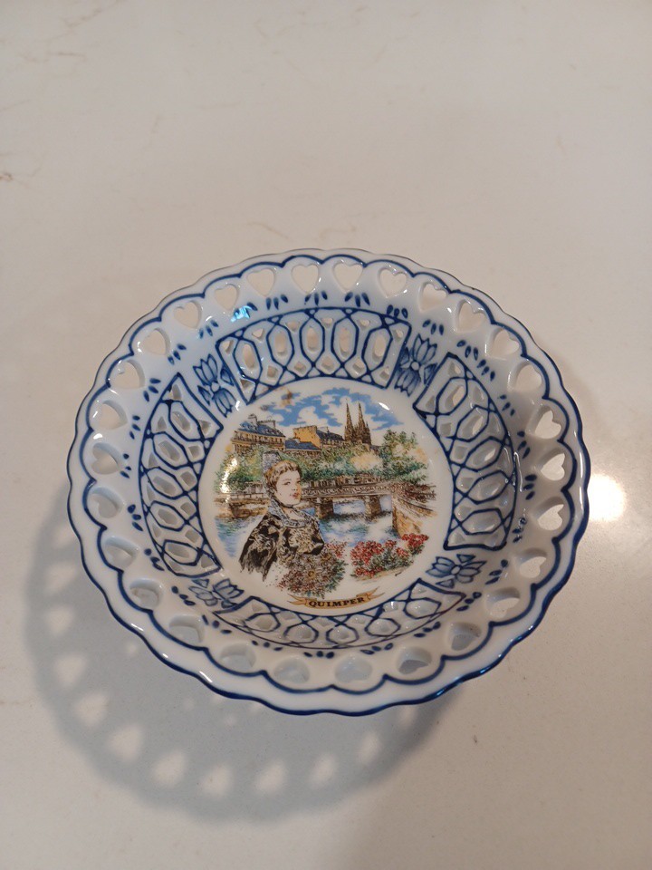 VTG QUIMPER FRANCESOUVENIR BLUE HEART CUTWORK RIM 5