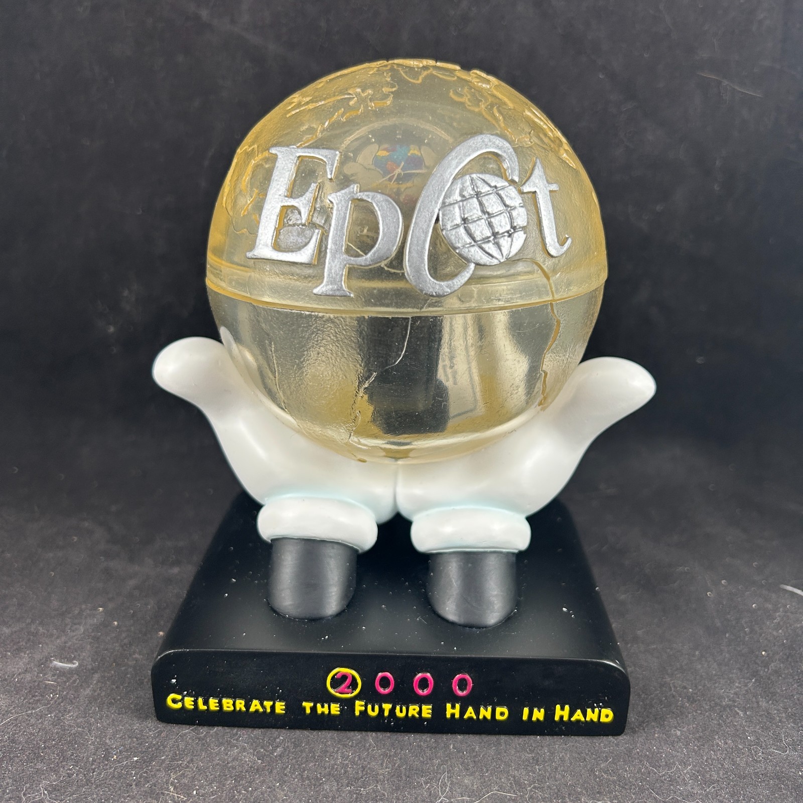 2000 WDW EPCOT DISNEY MILLENNIUM WATCH IN GLOBE MICKEY HANDS EXCLUSIVE 0565/2000