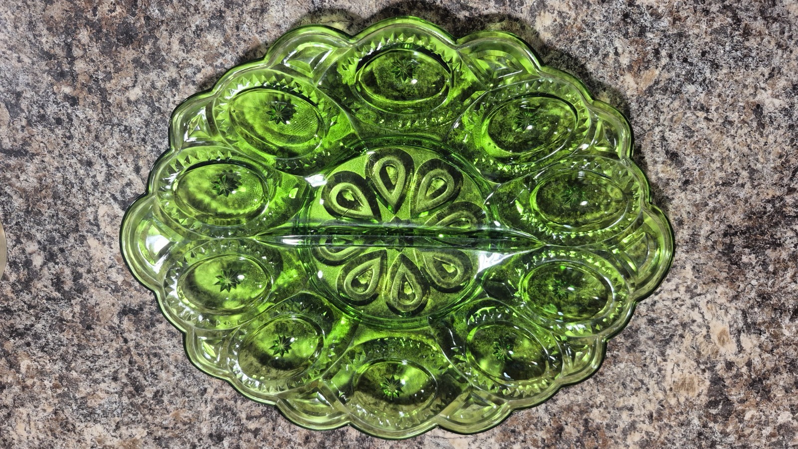 Vintage L.E. Smith Moon and Star Glass Egg Plate, Green Vintage L.E. Smith Moon and Star Glass Egg Plate, Green