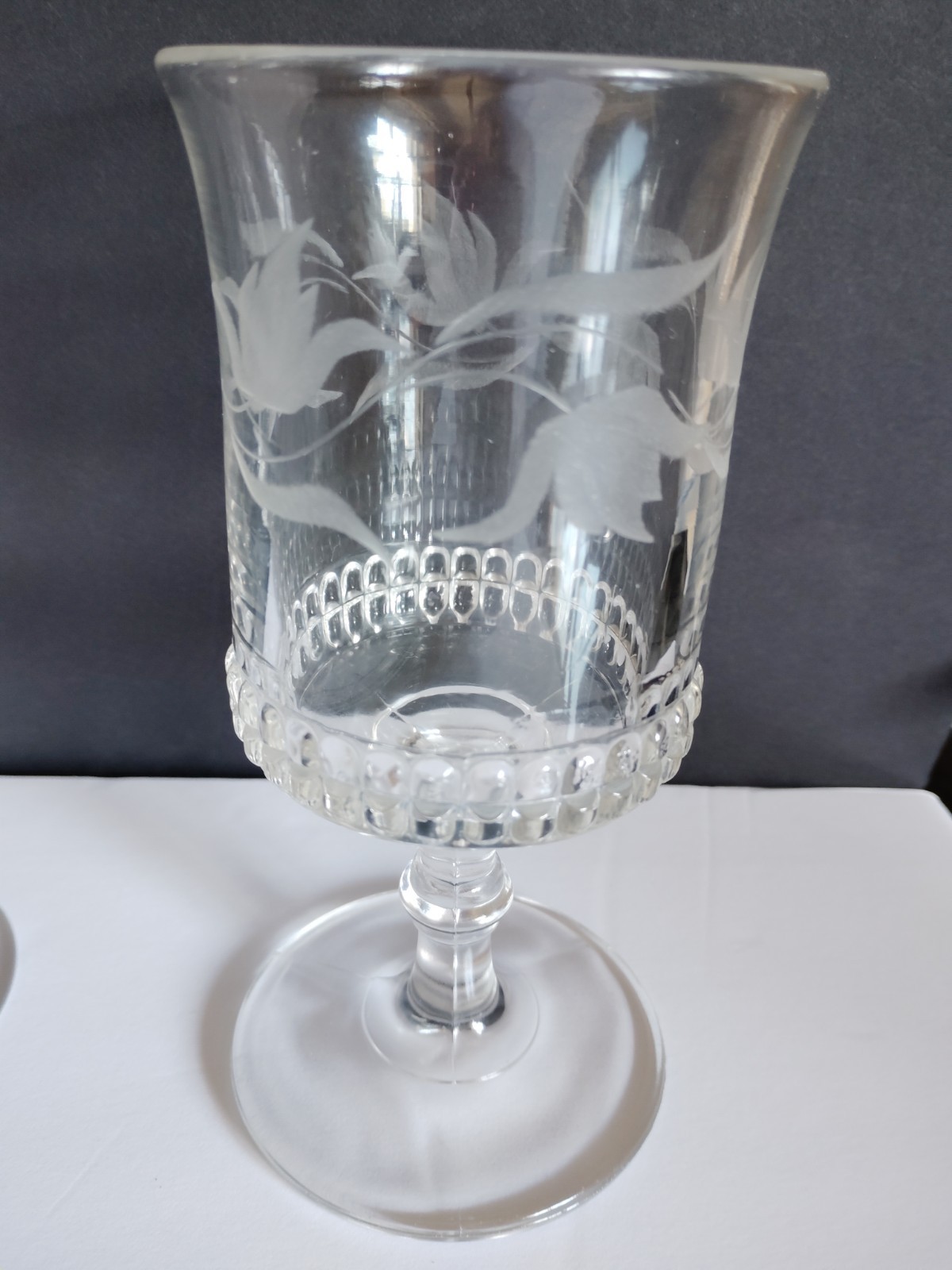 Vintage Set 7 Clear Etched Floral Pattern Stemmed Wine Glasses, 8 oz Glassware Vintage Set 7 Clear Etched Floral Pattern Stemmed Wine Glasses, 8 oz Glassware