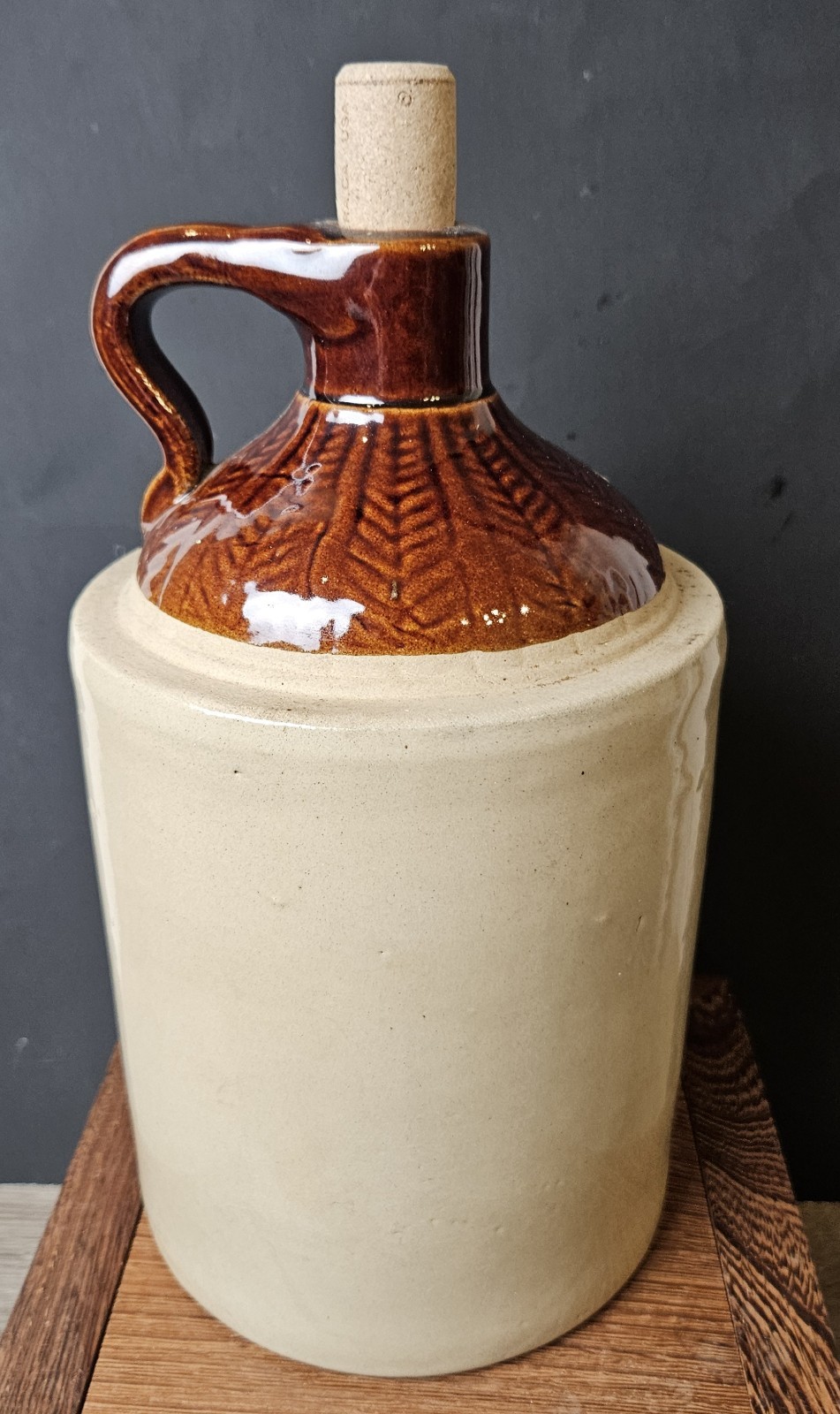 VTG Glazed Rustic Two-Tone Brown/Tan Stoneware Jug Chevron Pattern Org Cork EUC