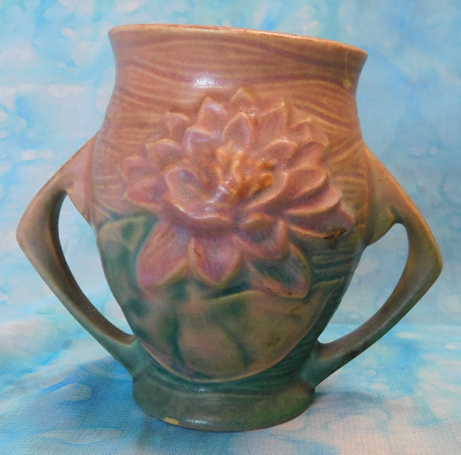 VINTAGE 1943 PINK & GREEN ROSEVILLE WATER LILY VASE DOUBLE HANDLED 71-4 CERAMIC
