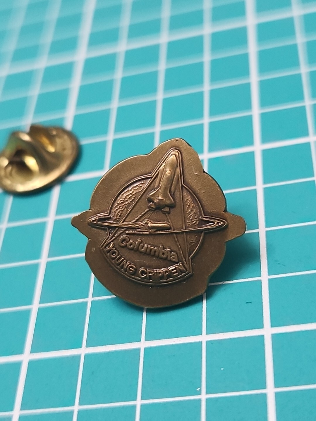 Vtg Young Crippen Columbia Space Shuttle Gold Tone Lapel Pin