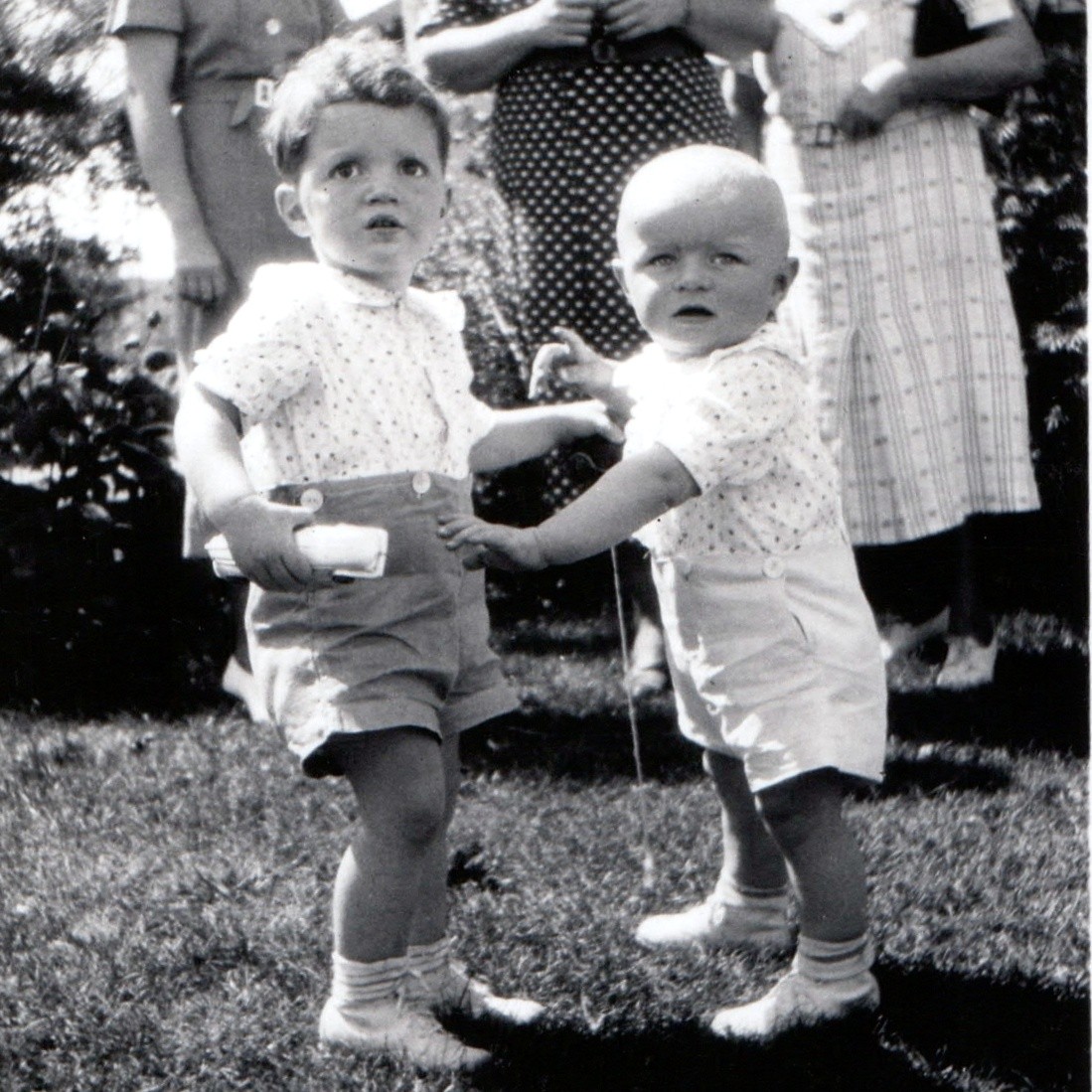 c1930s Deco Elephant Border Snapshot Photo Two Toddler Boys Sunbonnet Women Lawn