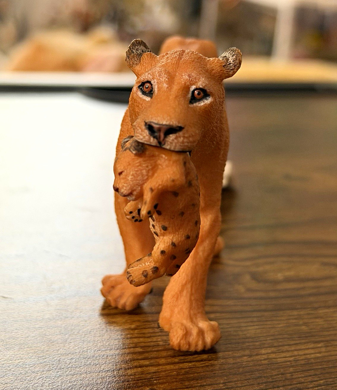 Papo Lioness Carrying Cub Plastic Figurine Brown/Black Matte Realistic