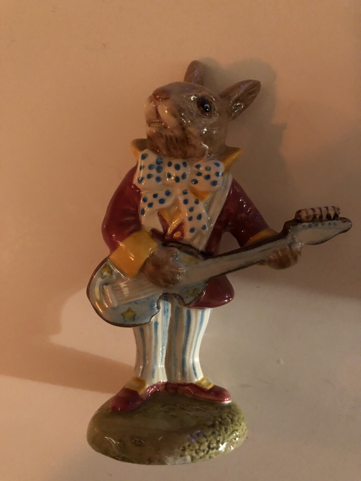 VTG ROYAL DOULTON MR BUNNYBEAT STRUMMING FIGURINE DB 16 RETIERED 1988