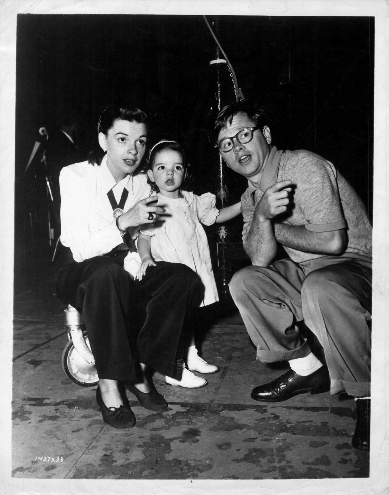 HOLLYWOOD JUDY GARLAND + MICKEY ROONEY BEHIND SCENES 1950s ORIG PHOTO MA77