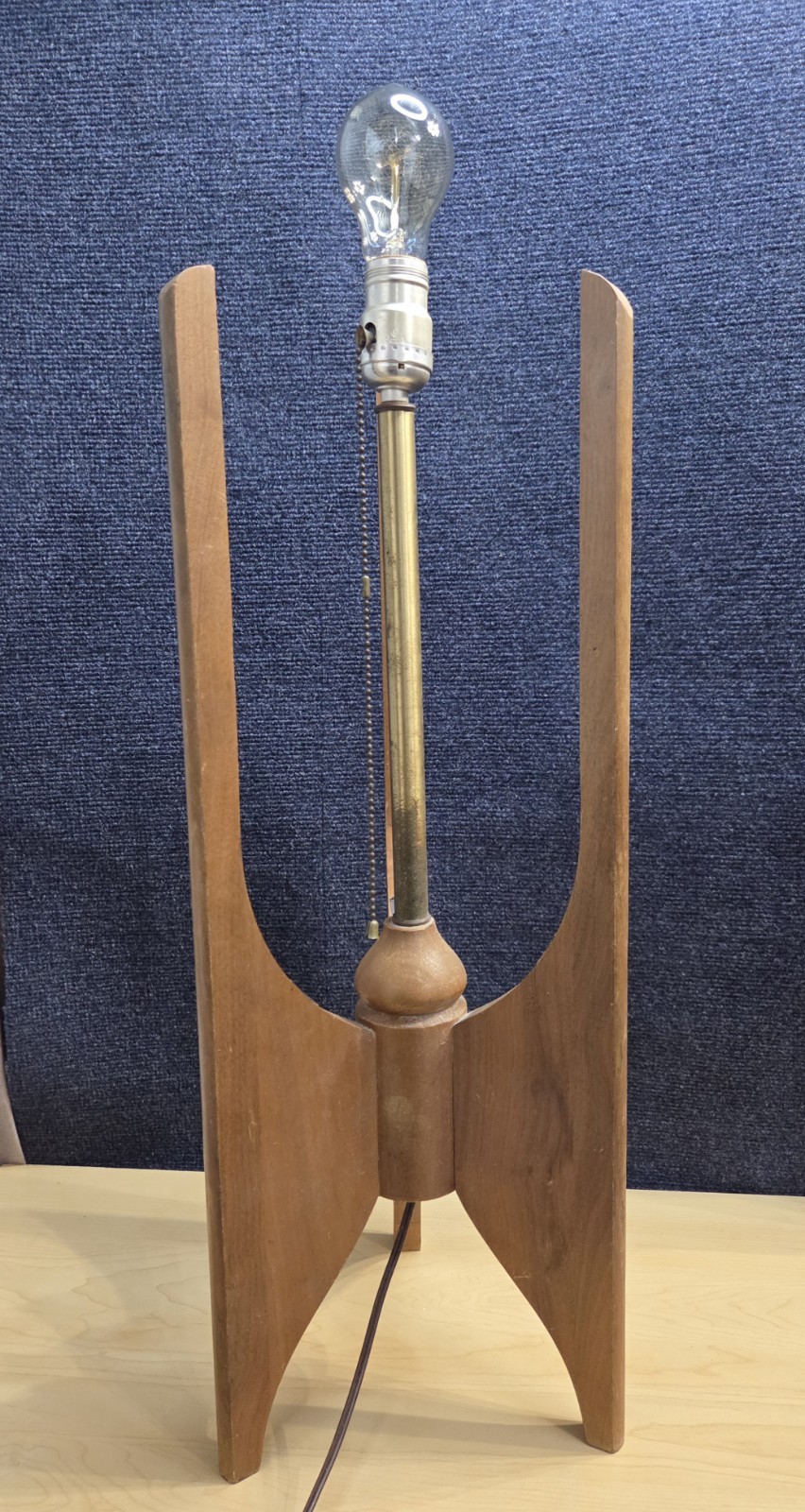 VINTAGE MID CENTURY MODERN SCULPTURAL WOODEN TABLE LAMP VINTAGE MID CENTURY MODERN SCULPTURAL WOODEN TABLE LAMP
