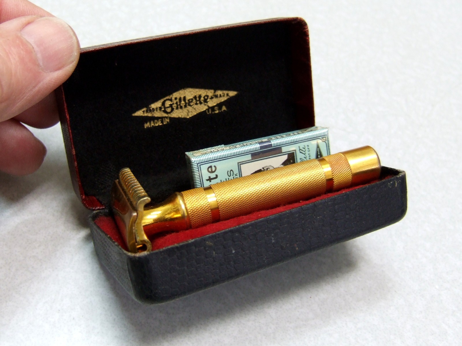Gillette 1934 Red Black Thick Bar Handle Long Comb DE Safety Razor Set in Case
