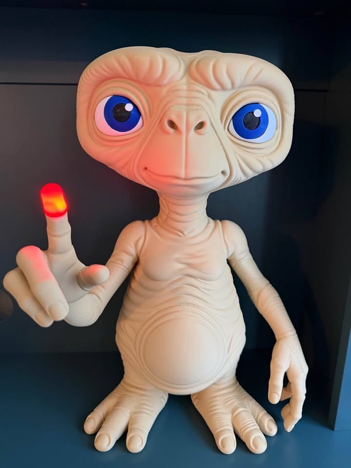 E.T. THE EXTRA-TERRESTRIAL 16” 3D Printed Display Figure – With LIGHT-UP Glowing