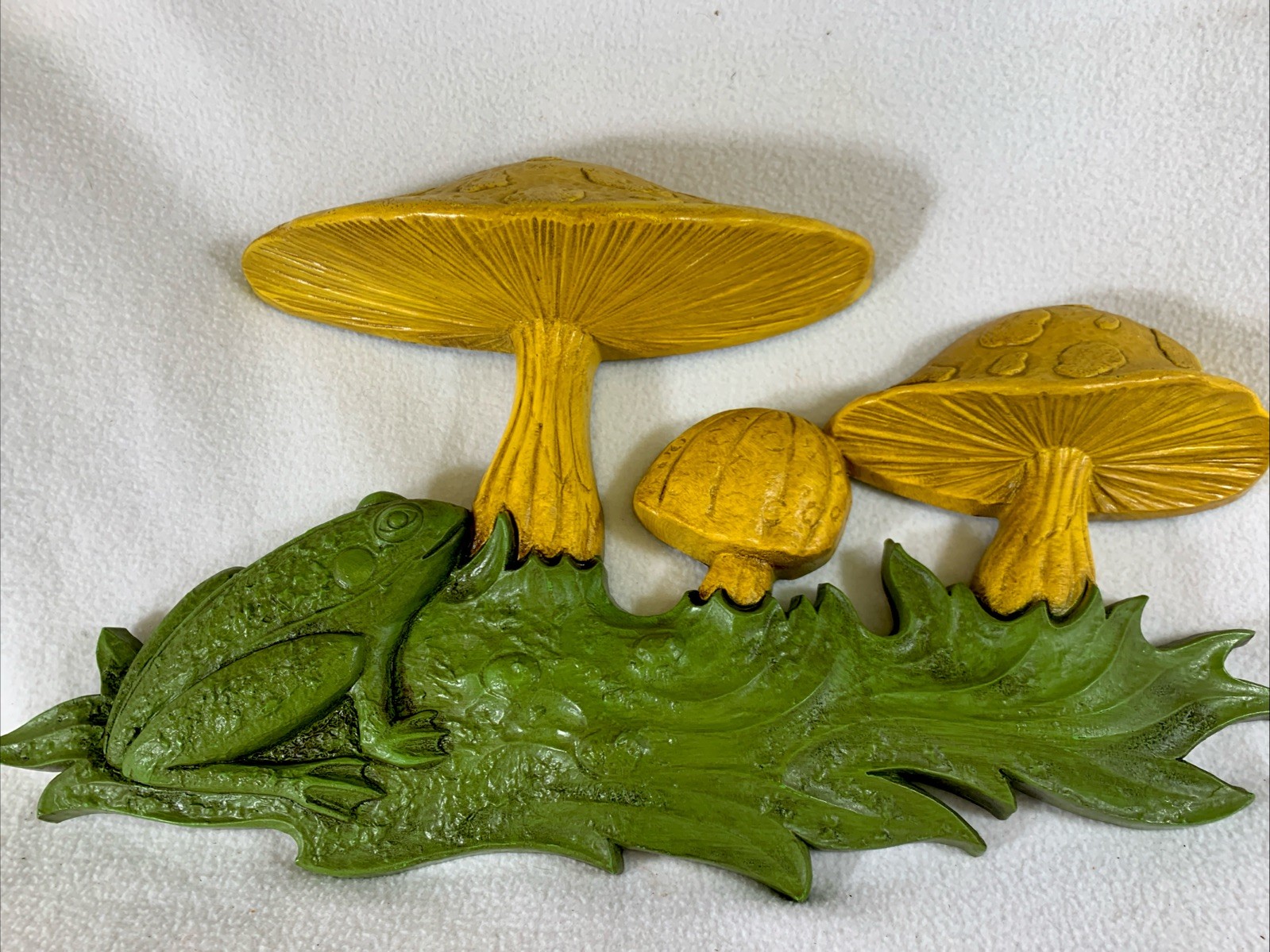 Vintage 1970 Green & Yellow Plastic Mushrooms & Frog Wall Decoration Dart Ind. Vintage 1970 Green & Yellow Plastic Mushrooms & Frog Wall Decoration Dart Ind.