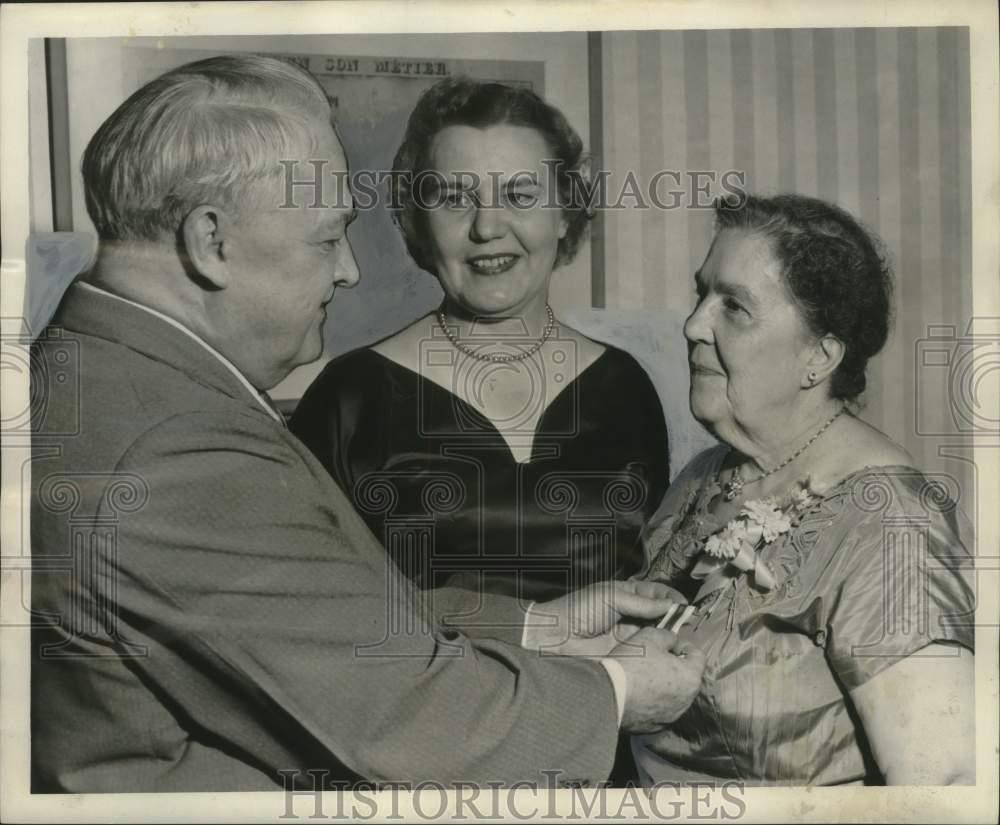 1957 Press Photo Members of Daughters of the American Revolution Honored