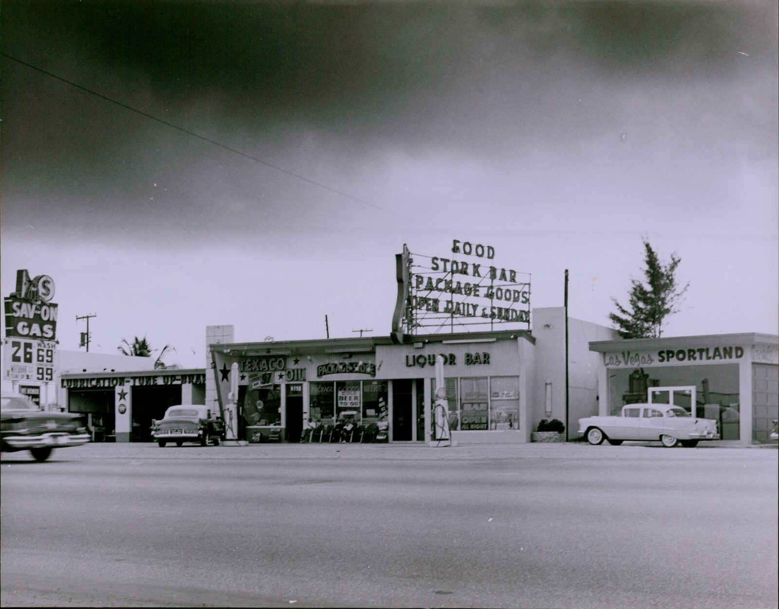LG823 1956 Original Photo BILL SHAYNE SERVICE STATION Vintage Americana Travel
