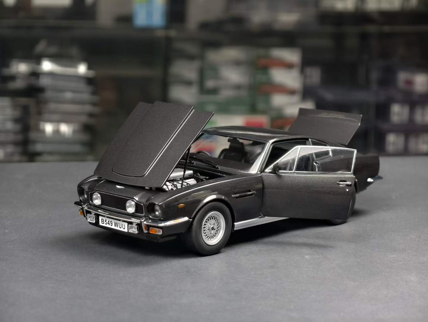 XiaoGuang 1/18 ASTON MARTIN V8 Vantage II 007 Movie Metal Diecast Model Car XiaoGuang 1/18 ASTON MARTIN V8 Vantage II 007 Movie Metal Diecast Model Car