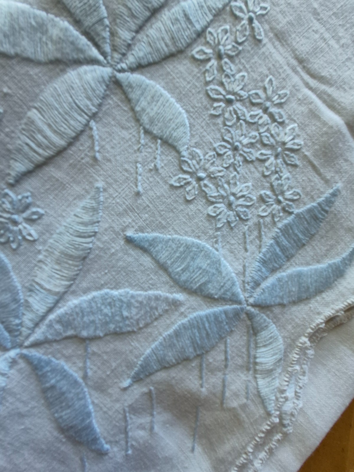 Vintage Hand Embroidered Linen Table Topper Whitework Floral Tea Cloth Daisy Vintage Hand Embroidered Linen Table Topper Whitework Floral Tea Cloth Daisy