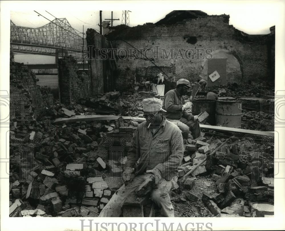 1987 Press Photo Ellis Satcher and his brother, Chester Satcher clean Bricks