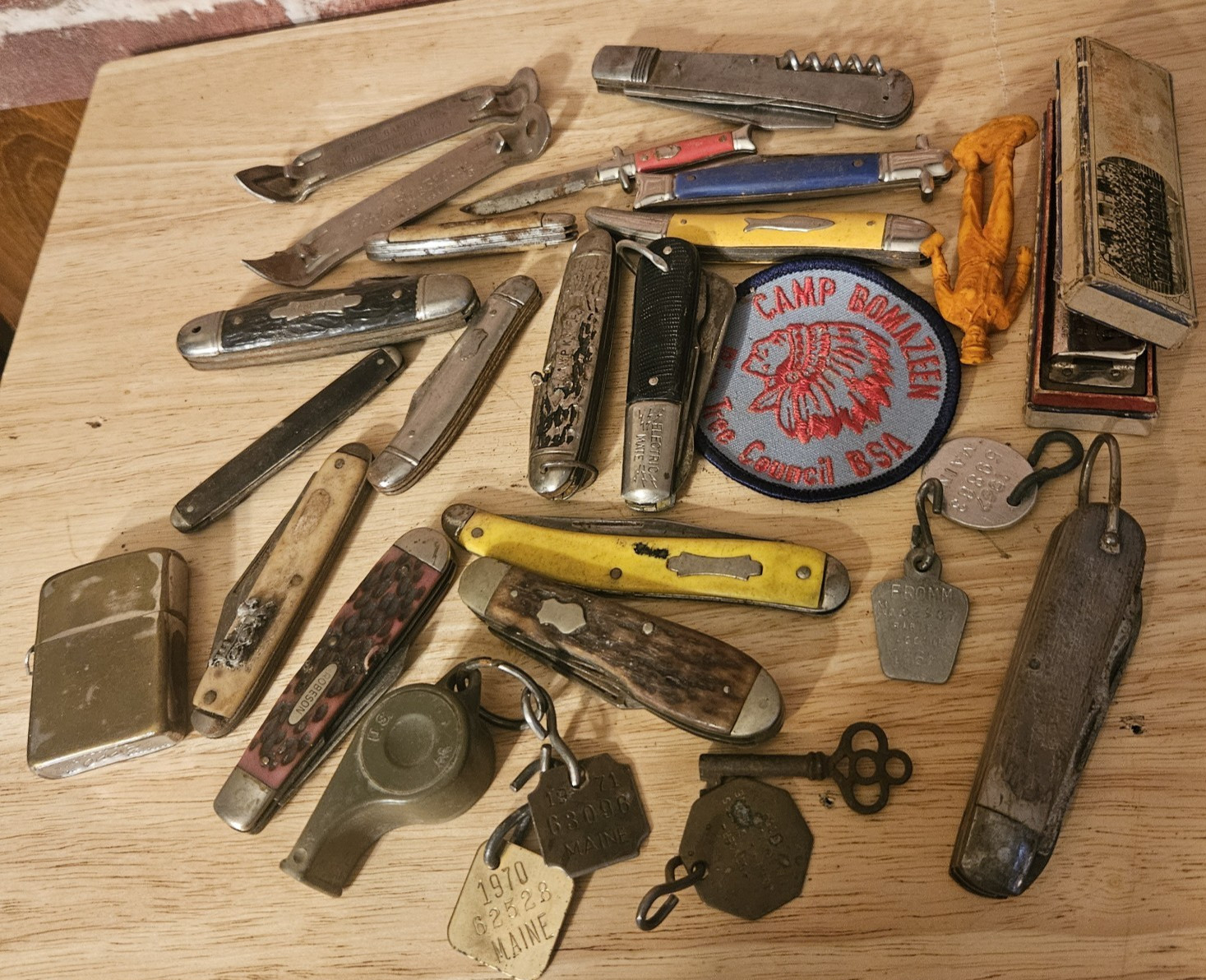 VINTAGE LOT OF JACK KNIVES, LIGHTER, HARMONICA DOG TAGS & MORE - JUNK DRAWER LOT VINTAGE LOT OF JACK KNIVES, LIGHTER, HARMONICA DOG TAGS & MORE - JUNK DRAWER LOT