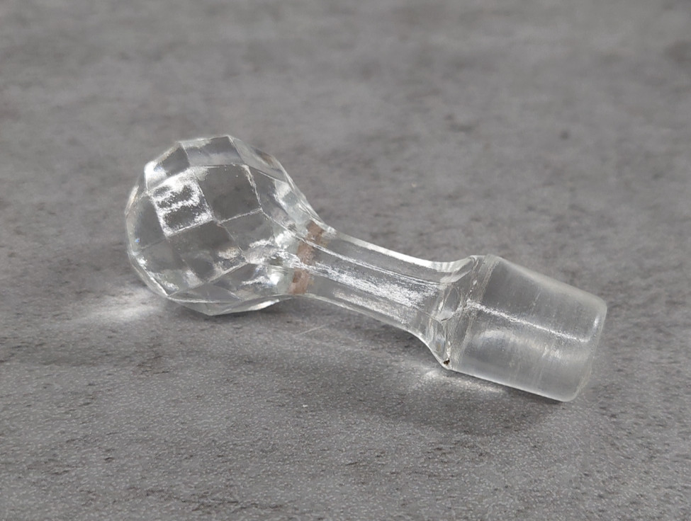 Glass stopper faceted glass round