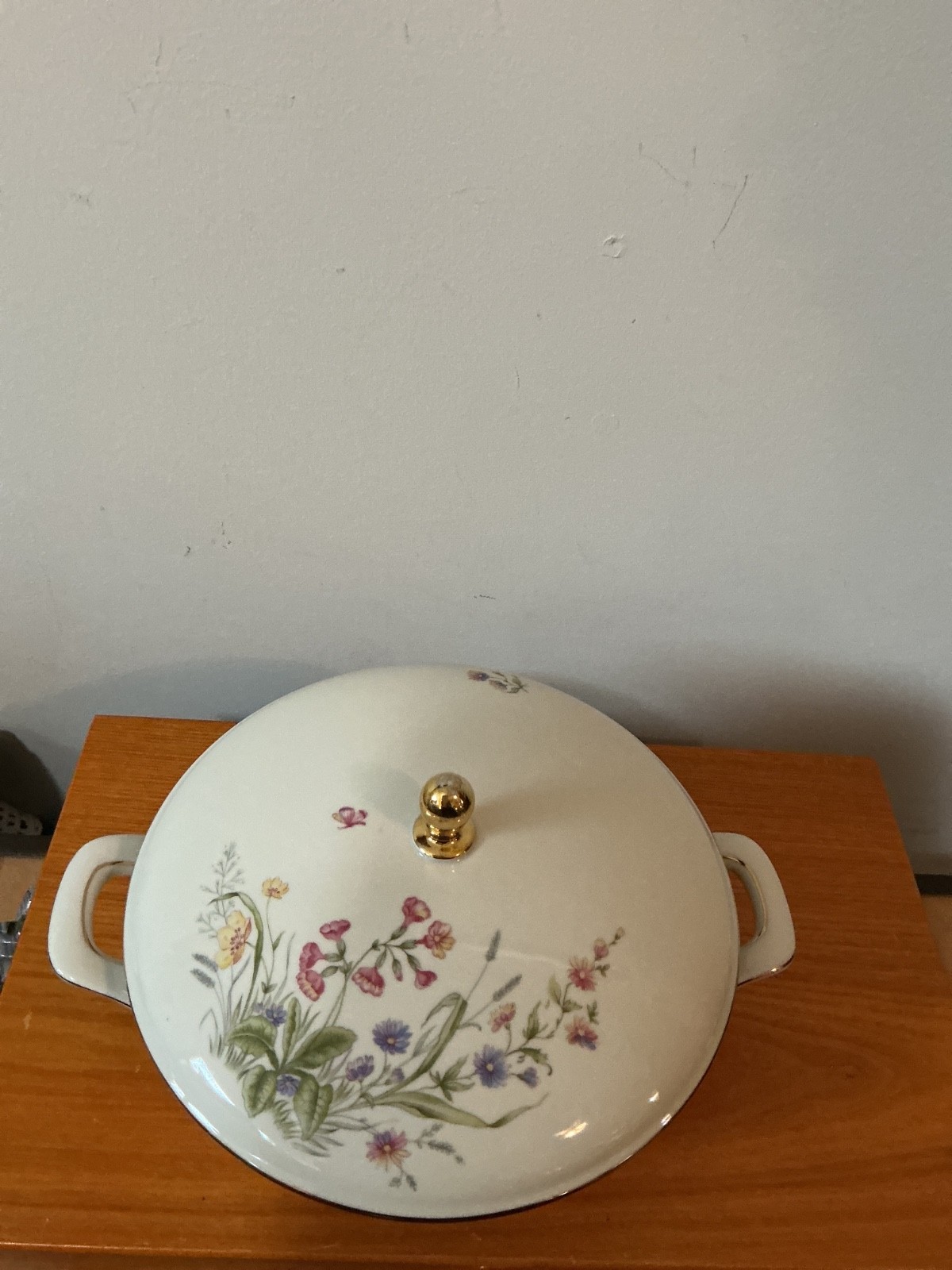 vintage Krautheim Bavaria soup tureen from the Wiesengrund series, featuring a d