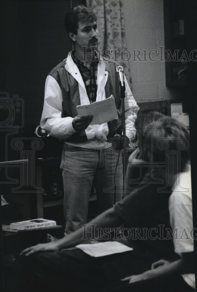 1993 Press Photo Peter Meissner in a Public Meeting in Sussex - mja52846 1993 Press Photo Peter Meissner in a Public Meeting in Sussex - mja52846