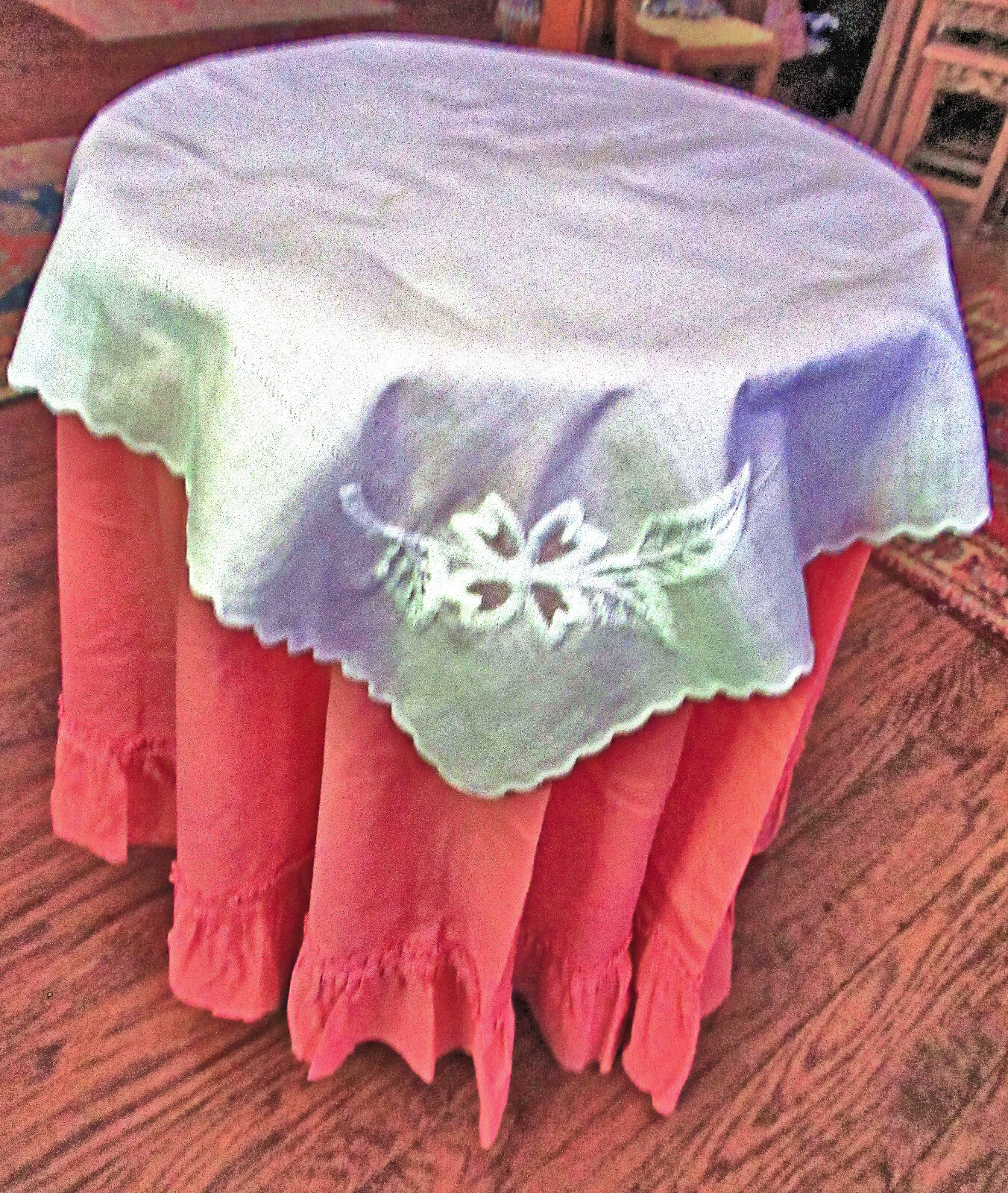 Vtg Table Topper 28\