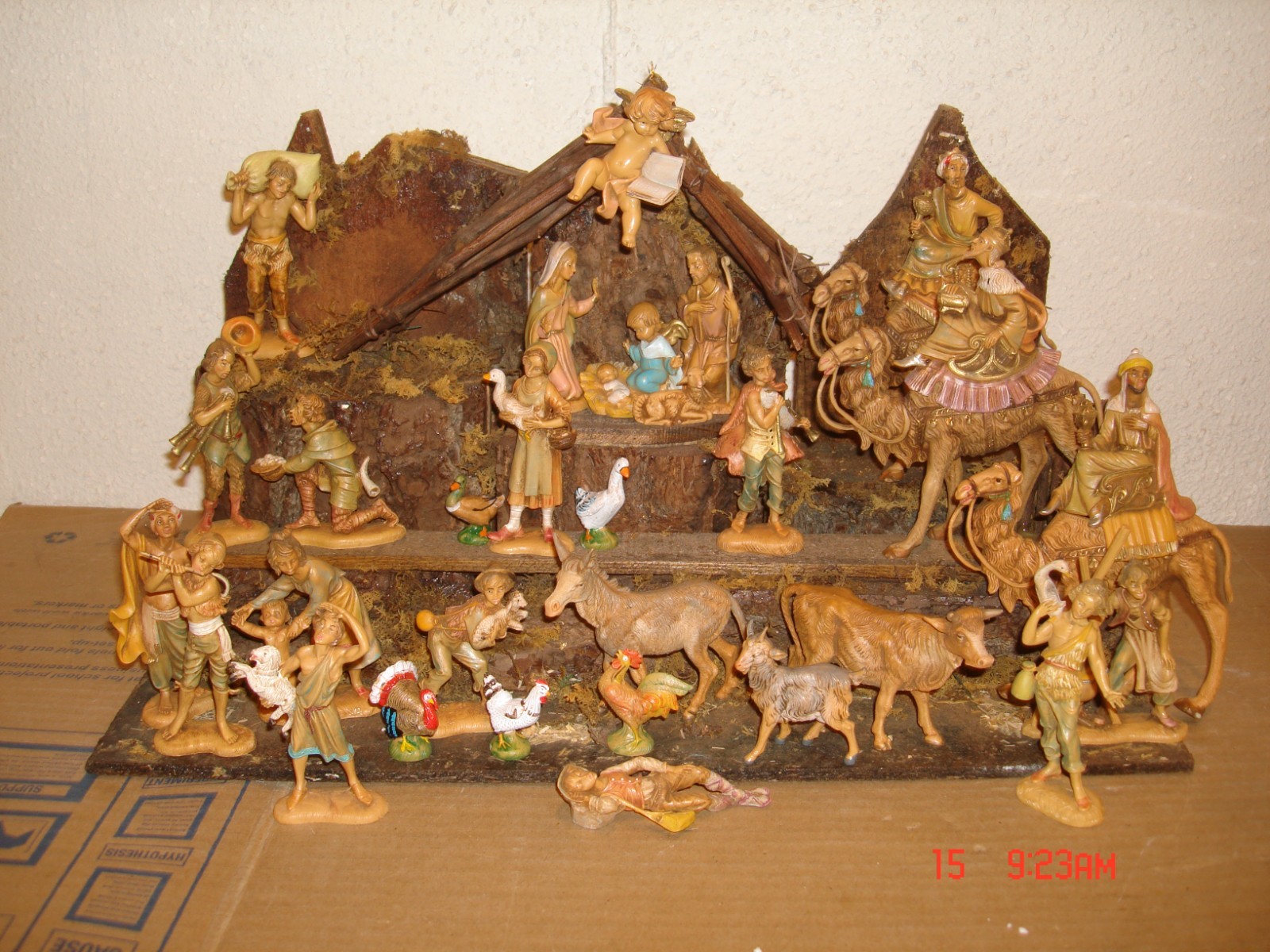 Lg Vintage Italian Fontanini 30 Piece Set-Manger-Holy Family-Wisemen-Villagers