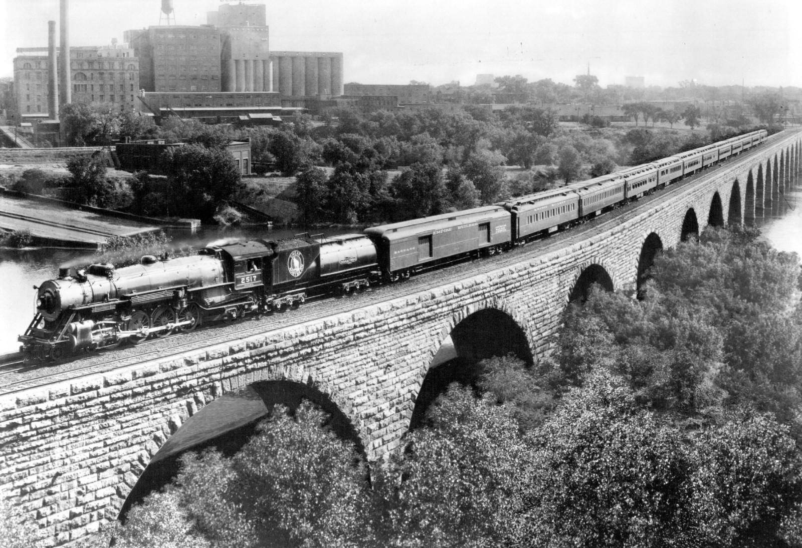 GN Empire Builder crossing Minneapolis stone arch bridge circa 1929 8 x 10 Photo