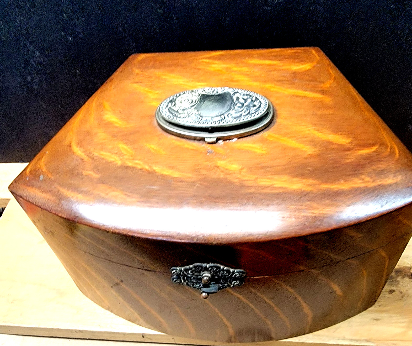 ANTIQUE 1880- TIGER OAK COLLAR BOX VICTORIAN