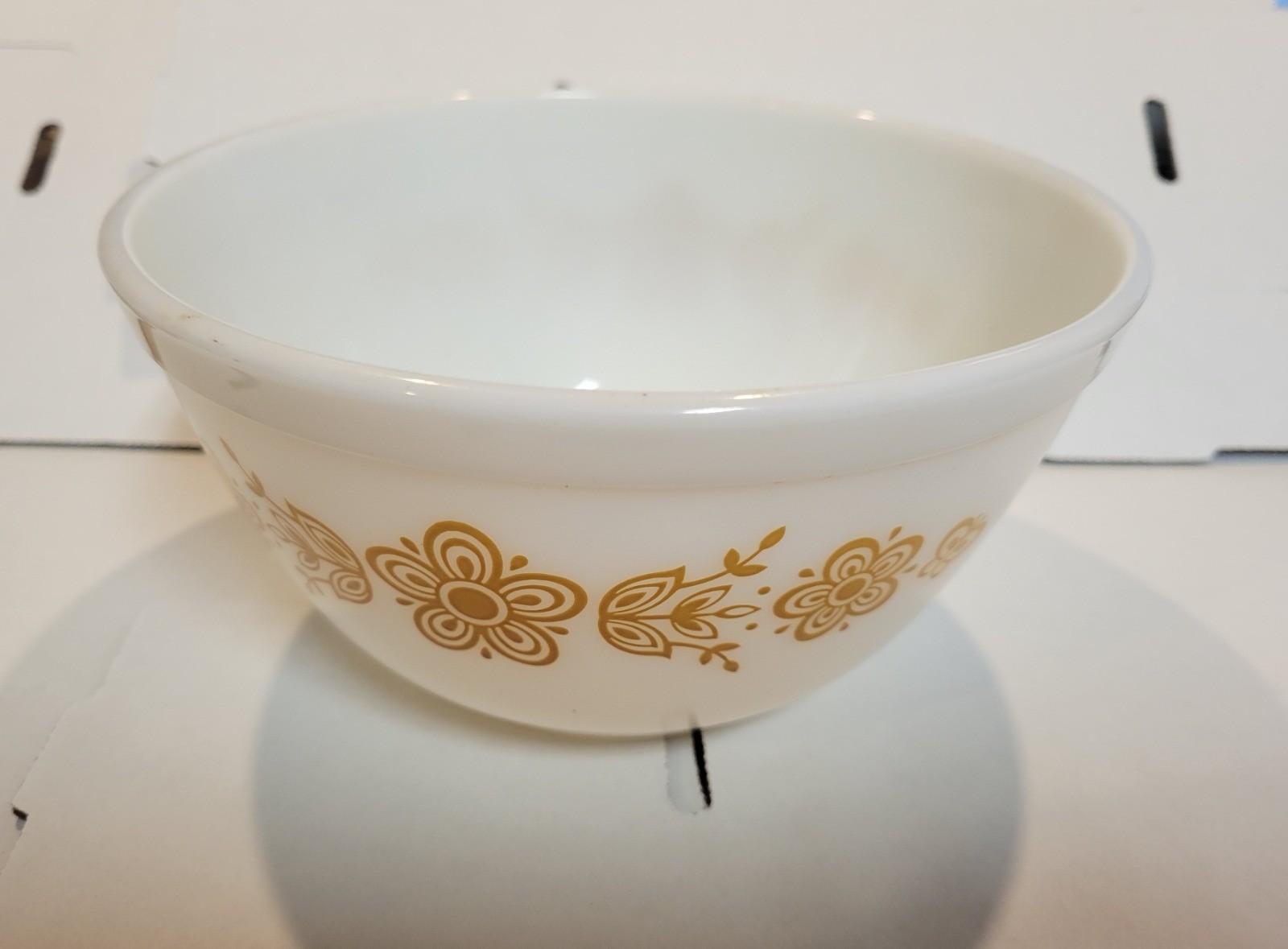 Nice Pyrex Butterfly Mixing Bowl 402 Large 1.5 Quarts White   VINTAGE