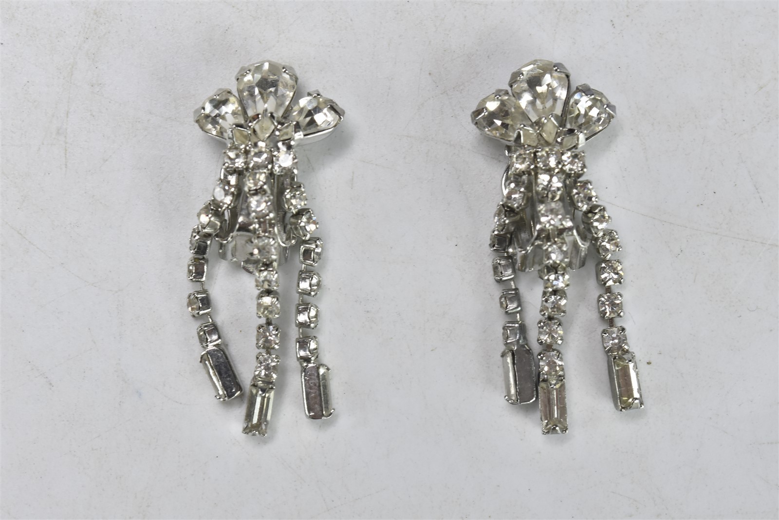 Vintage SIGNED WEISS SILVER TONE DANGLE CLEAR RHINESTONE CLIP ON EARRINGS #08280