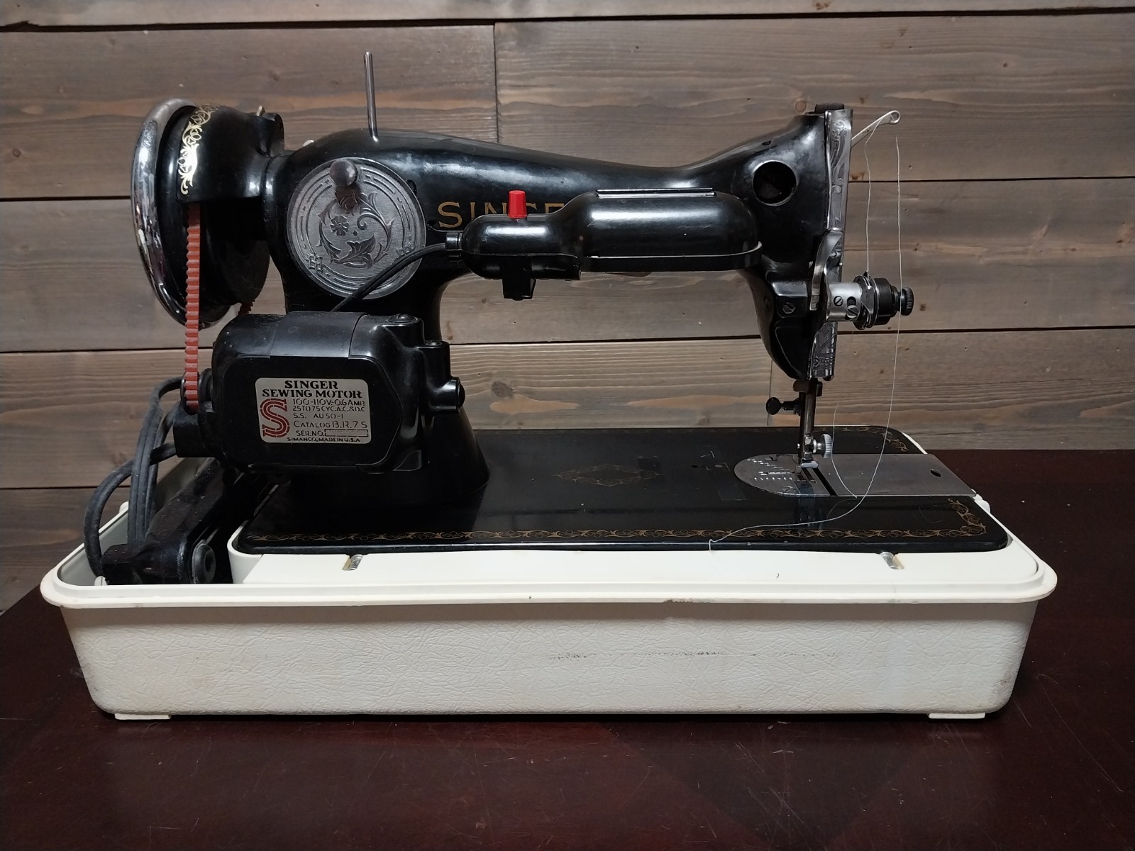 1946 Singer Sewing Machine Model 15 AG589507 1946 Singer Sewing Machine Model 15 AG589507