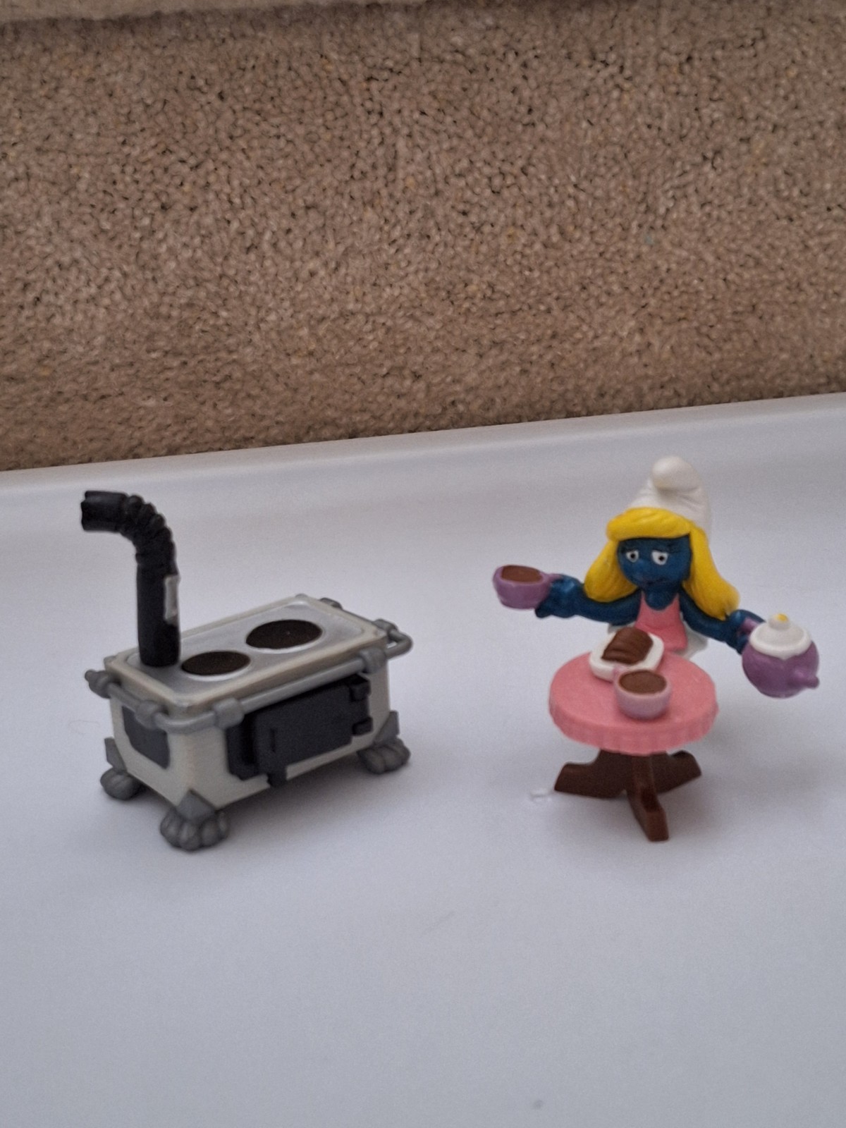 Vintage Super Smurfette Kitchen Scene with Gray Oven, Table,& Tea Set Schleich