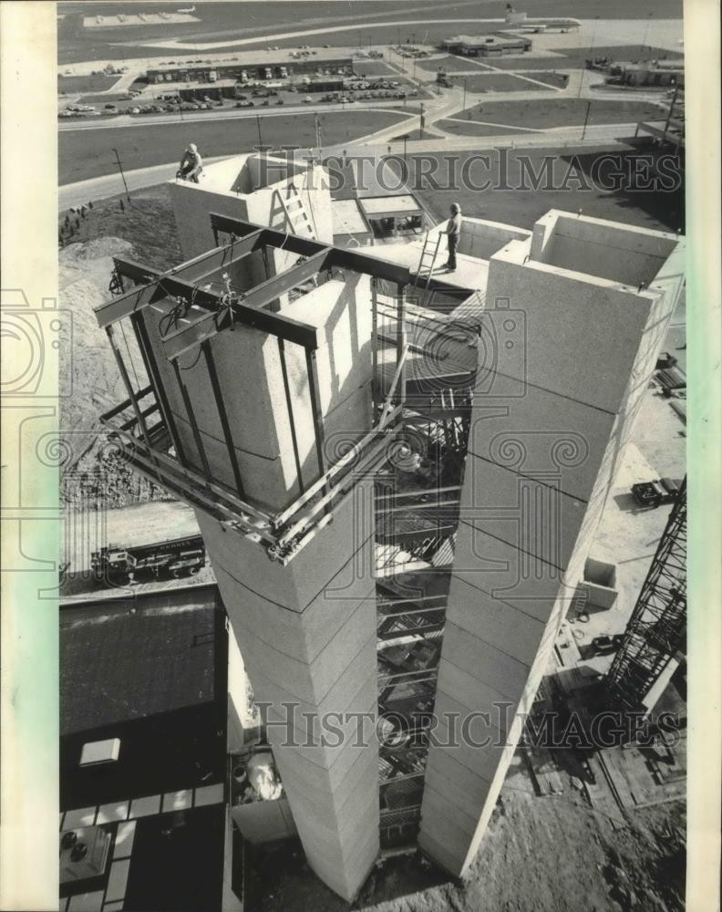 1985 Press Photo Construction of Mitchell Field control tower, Milwaukee