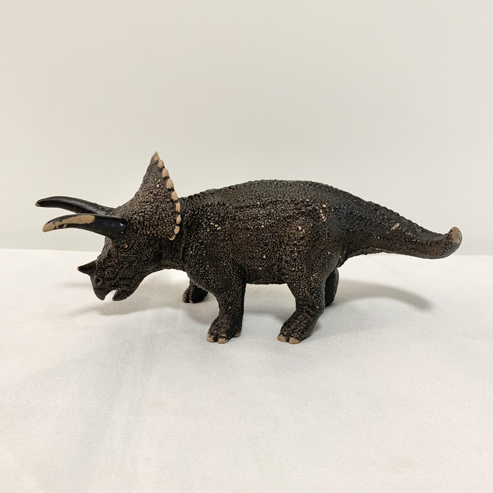 Bullyland Original version Museum line Triceratops dinosaurs 1:30 Germany Rare