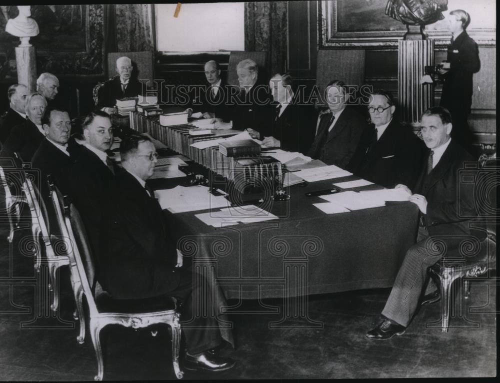 1939 Press Photo King Gustav of Sweden Presides Over Cabinet Meeting Stockholm