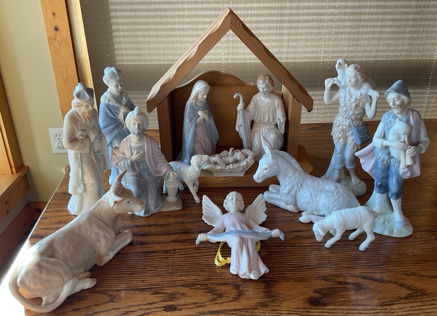 Vintage 1985 Roman Japan Valencia 13-Pc Porcelain Nativity With Wood Stable Vintage 1985 Roman Japan Valencia 13-Pc Porcelain Nativity With Wood Stable