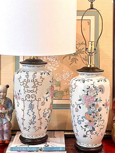 1970s Pair of Chinoiserie Ming Style Enameled Porcelain Lamps 1970s Pair of Chinoiserie Ming Style Enameled Porcelain Lamps