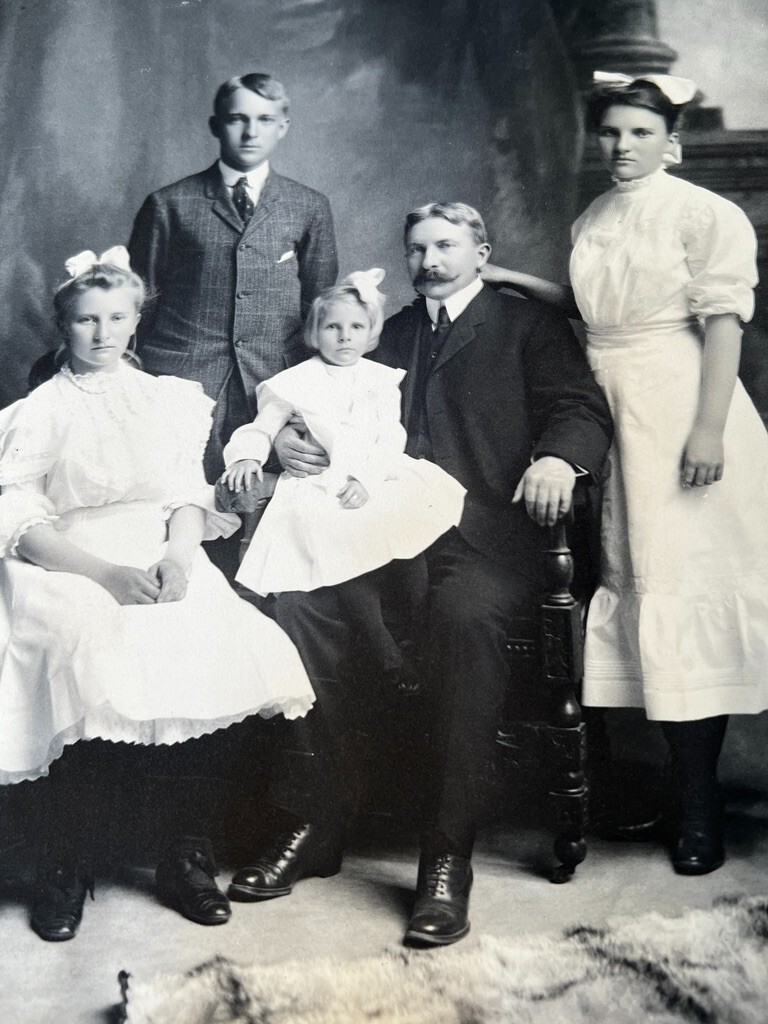 Antique Family Portrait Gorgeous Photo 1904 Black and White 12\