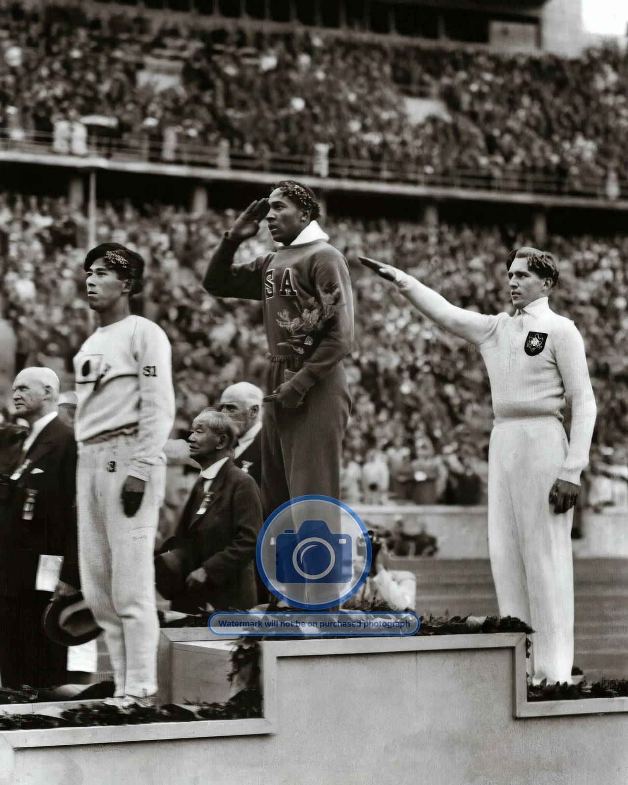 JESSIE OWENS STANDING ON PODIUM AT 1936 OLYMPICS BERLIN GERMANY 8X10 B&W PHOTO JESSIE OWENS STANDING ON PODIUM AT 1936 OLYMPICS BERLIN GERMANY 8X10 B&W PHOTO