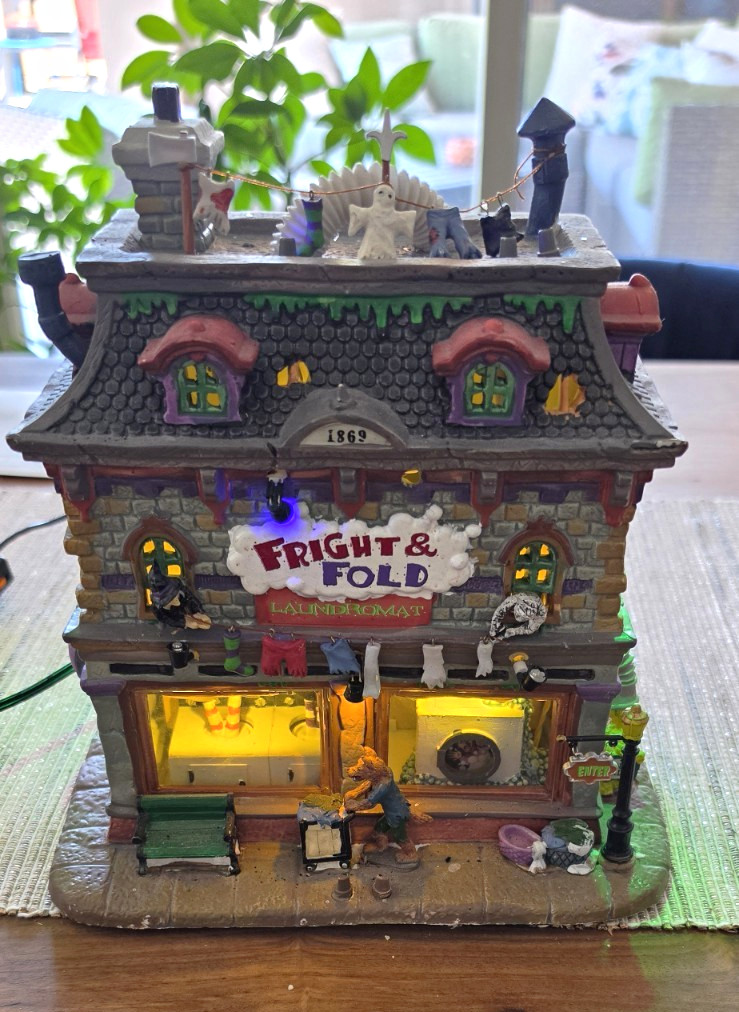 Lemax Spooky Town Fright & Fold Laundromat (2012) Super Rare & Retired