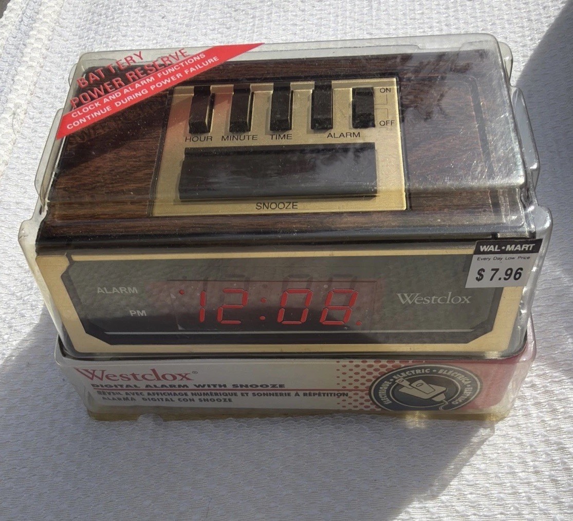 VTG Electric Westclox  Digital Snooze Alarm  Woodgrain Battery Reserve NEW 22644