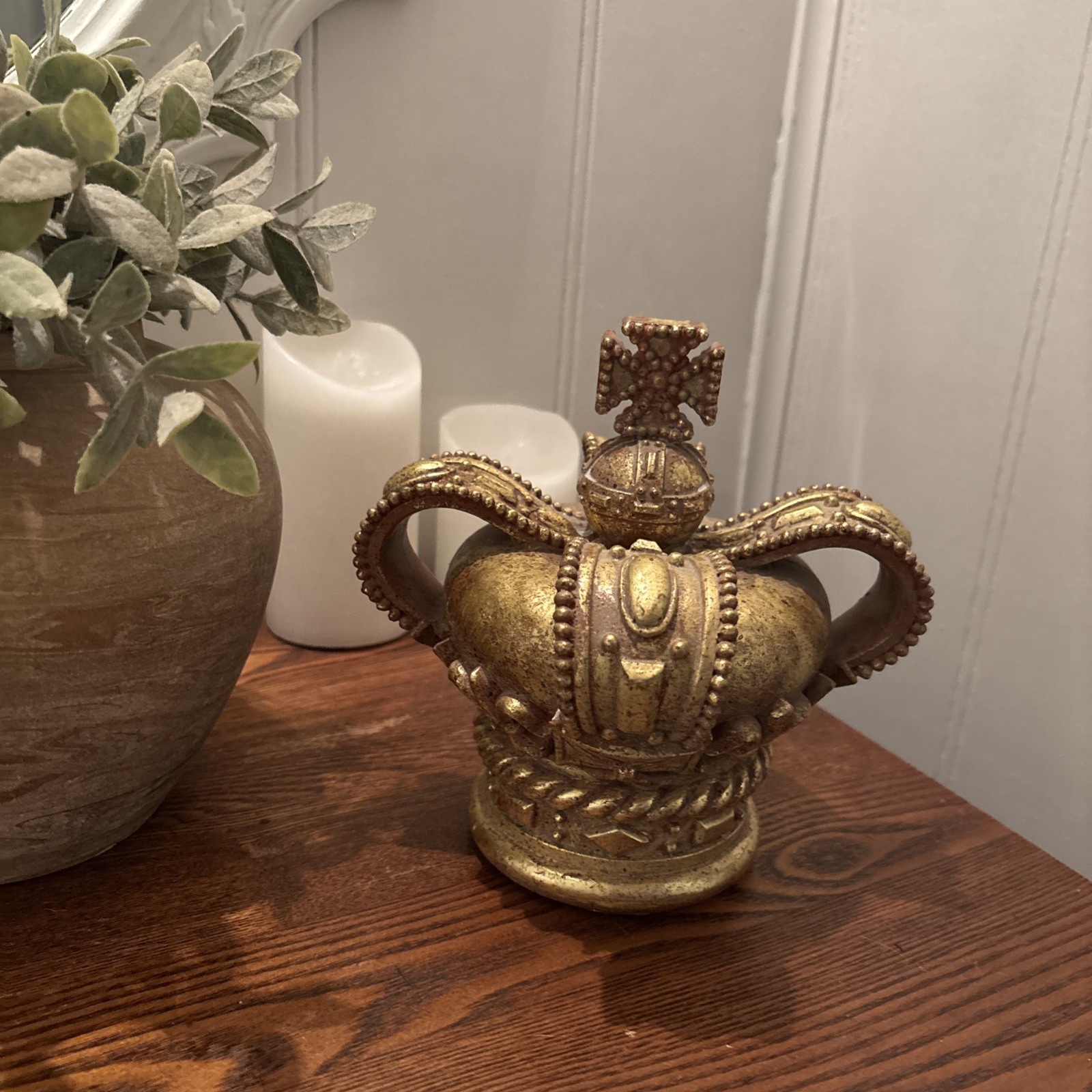 Decorative Gold King Crown Ornate Royal Design Fleur De Lis 7.5 Inches Tall