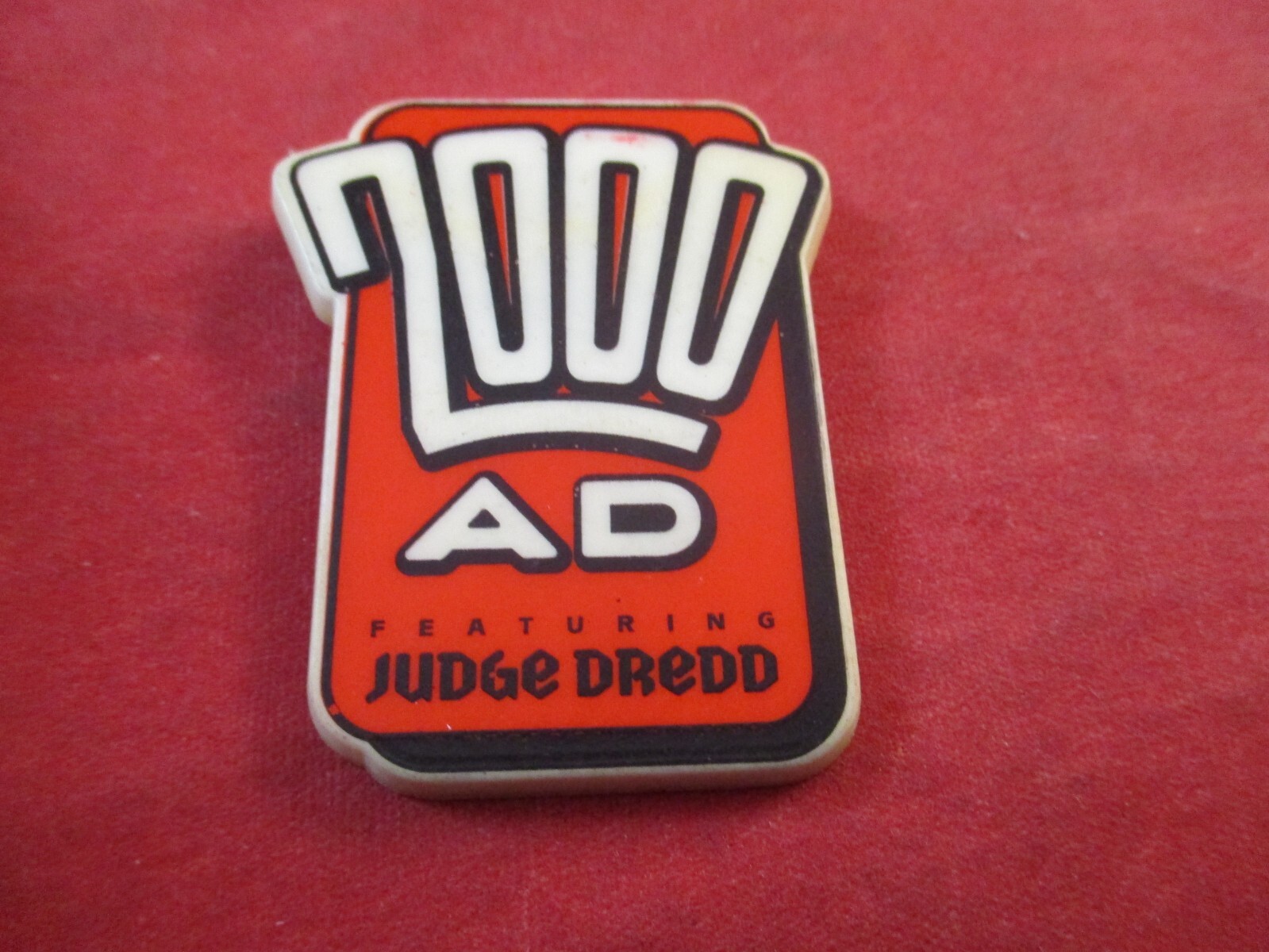 2000 AD Featuring Judge Dredd 1994 Plastic Promo Pin Button Pinback