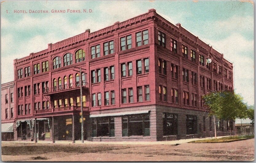 c1910s Grand Forks, North Dakota Postcard HOTEL DACOTAH Street View / Unused
