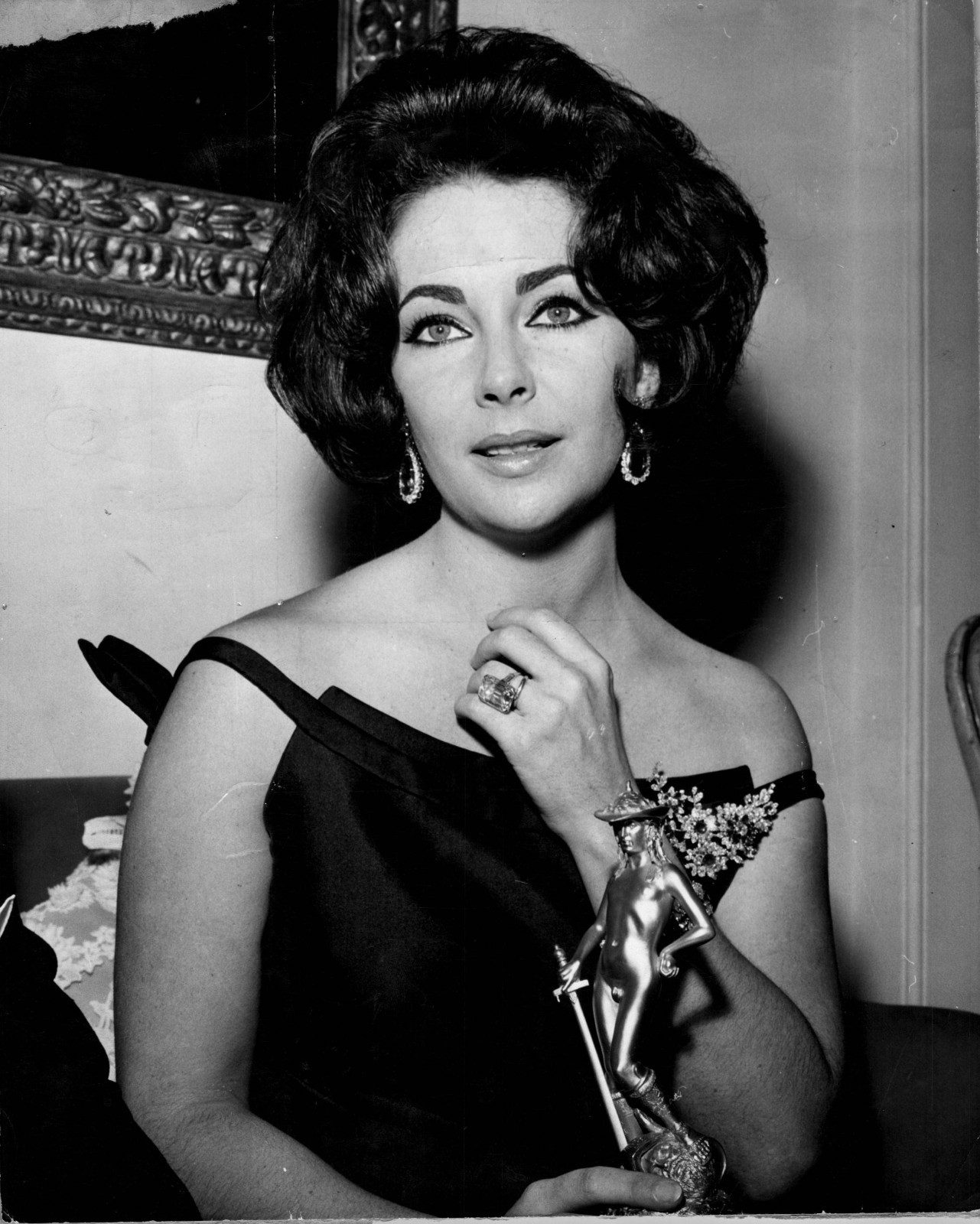Elizabeth Taylor HOLDING David of Donatello Award PORTRAIT 1962 ORIG PHOTO MA80