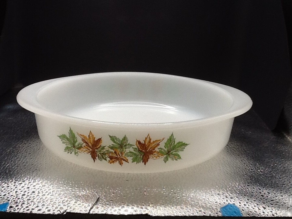 Glasbake Maple Leaf Pattern Round Casserole Baking Dish J-2429 8.5\