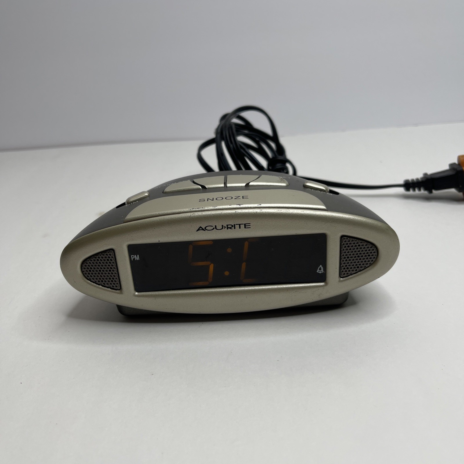 Acurite Alarm Clock Model 13027A1 Pre-owned Vintage Style Acurite Alarm Clock Model 13027A1 Pre-owned Vintage Style