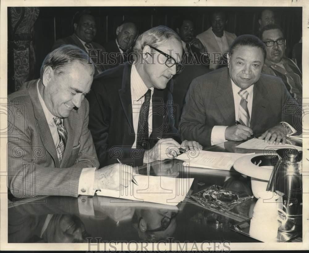 1972 Press Photo International Longshoremen\'s Association Officers sign contract